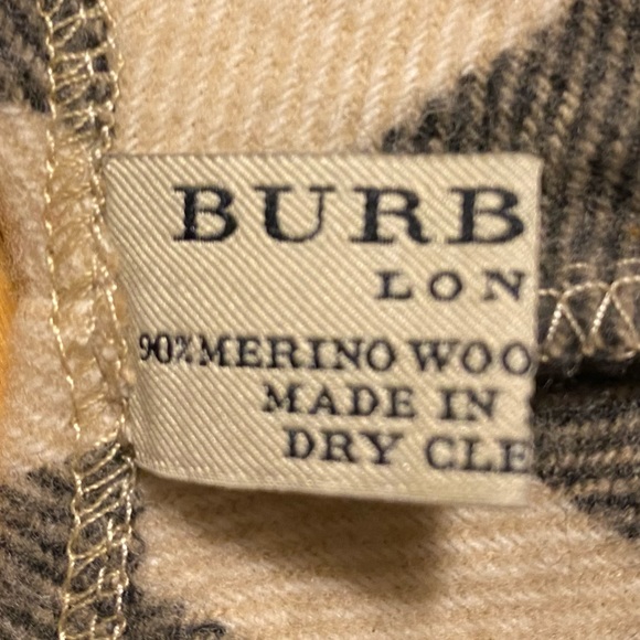 โญ๏ธHPโญ๏ธBurberry poncho๐ - Picture 4 of 5